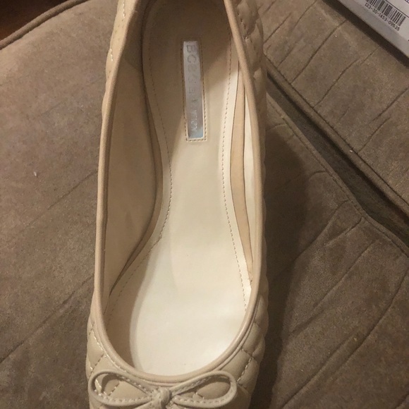 New in Box - 9.5 BCBG warm beige low heel wedge - Picture 4 of 5